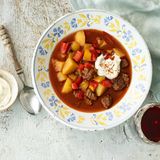 Klassische Gulaschsuppe