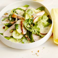 Grüner Salat mit Wasabi-Nüssen