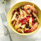 Nudelsalat mit Garnelen und Pfifferlingen