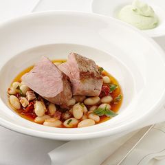 Schweinefilet mit Bohnensalat und Basilikum-Dip
