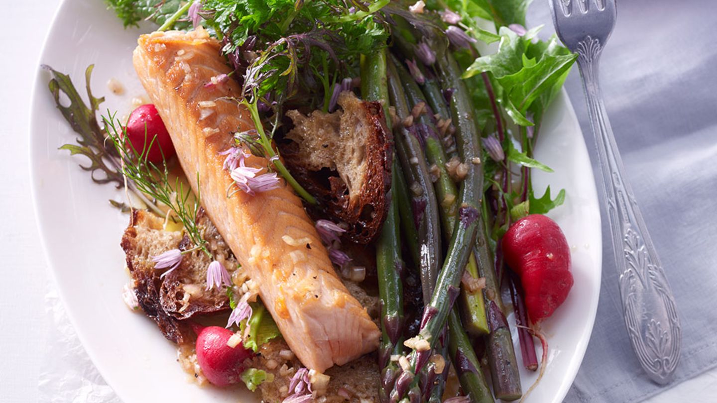 Spargelsalat mit Lachs Rezept - [ESSEN UND TRINKEN]