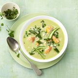 Grüne Spargel-Cremesuppe mit Lachs