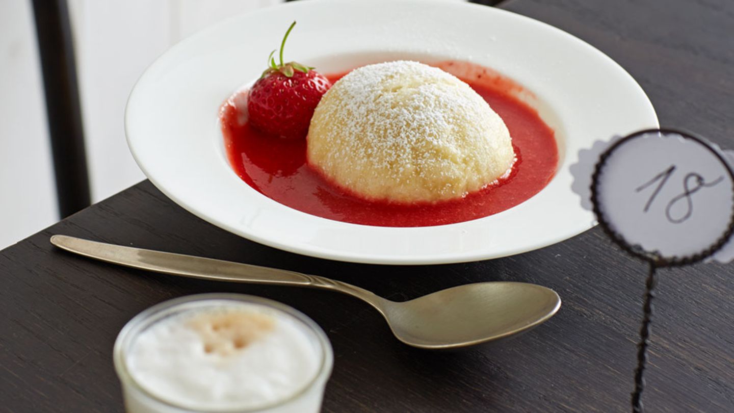 Kalte Erdbeersauce mit Dampfnudeln Rezept