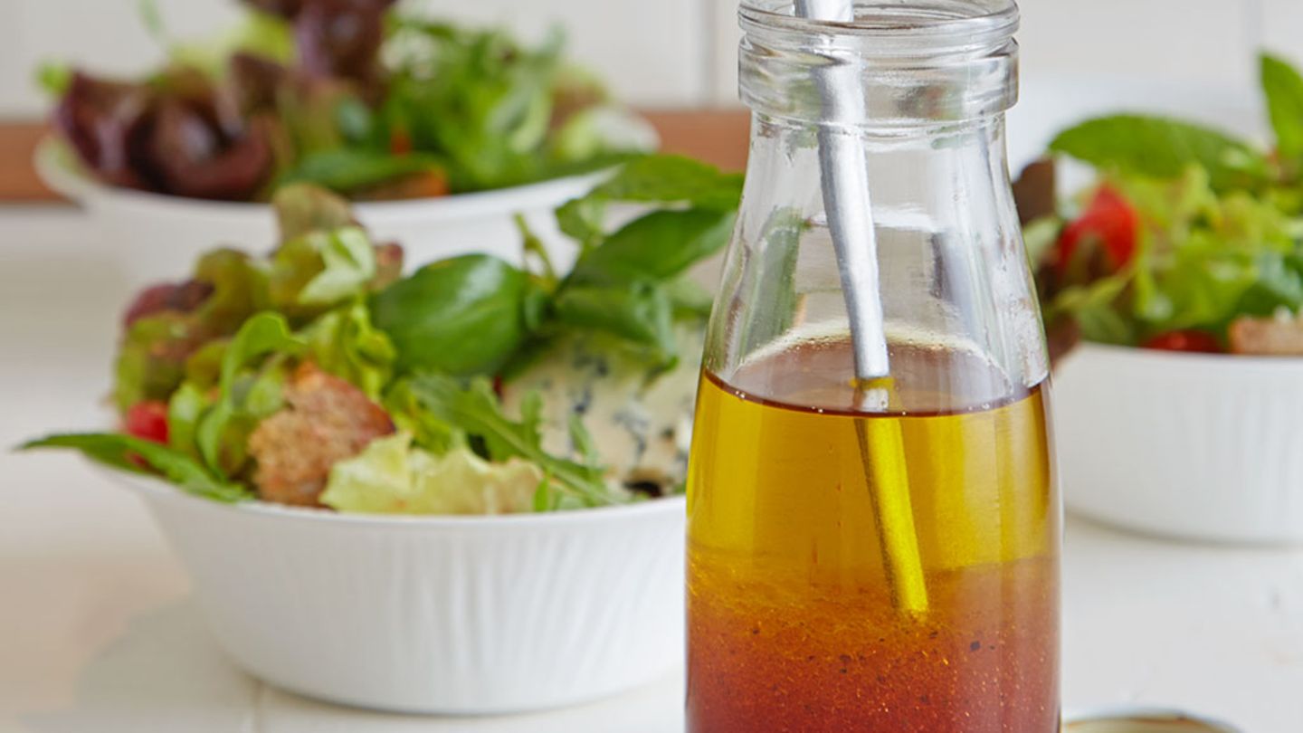 Salat mit Roquefort und Erdbeer-Holunder-Vinaigrette Rezept
