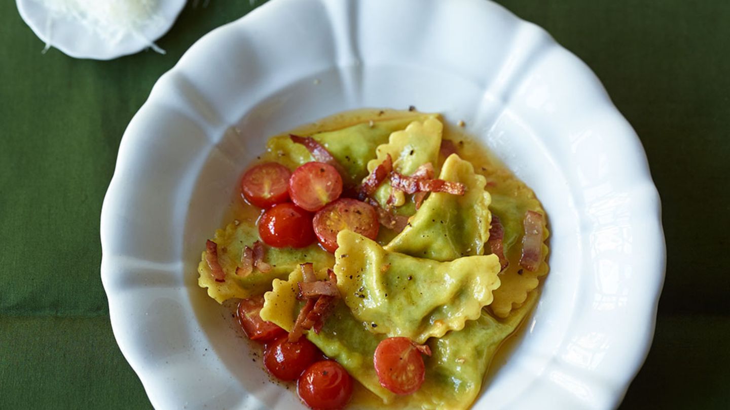 Mezzelune mit Ricotta-Füllung, Kirschtomaten und Speck Rezept