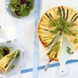 Spargel-Quiche mit Salat