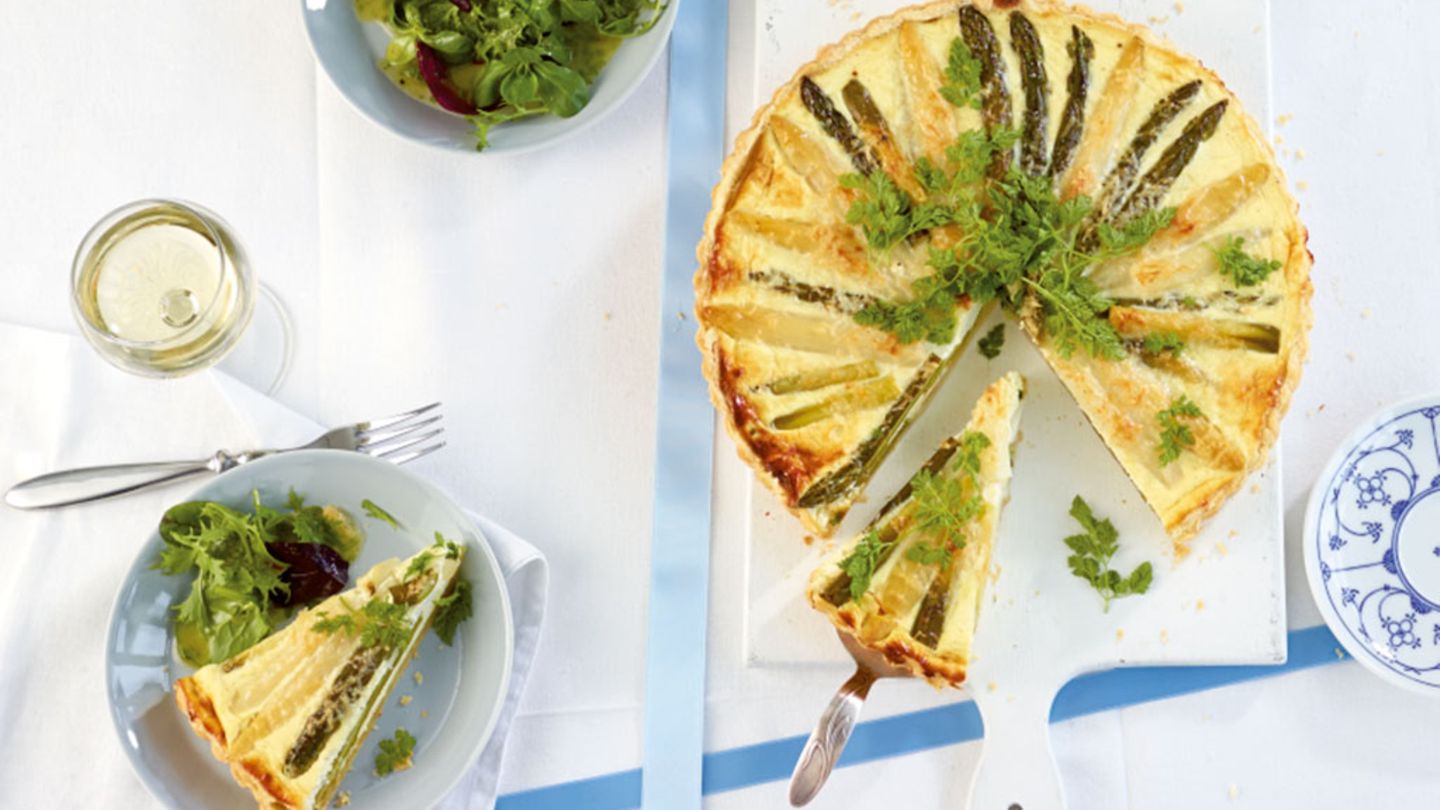 Spargel-Quiche mit Salat Rezept - [ESSEN UND TRINKEN]