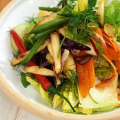 Gemüse-Kräuter-Salat