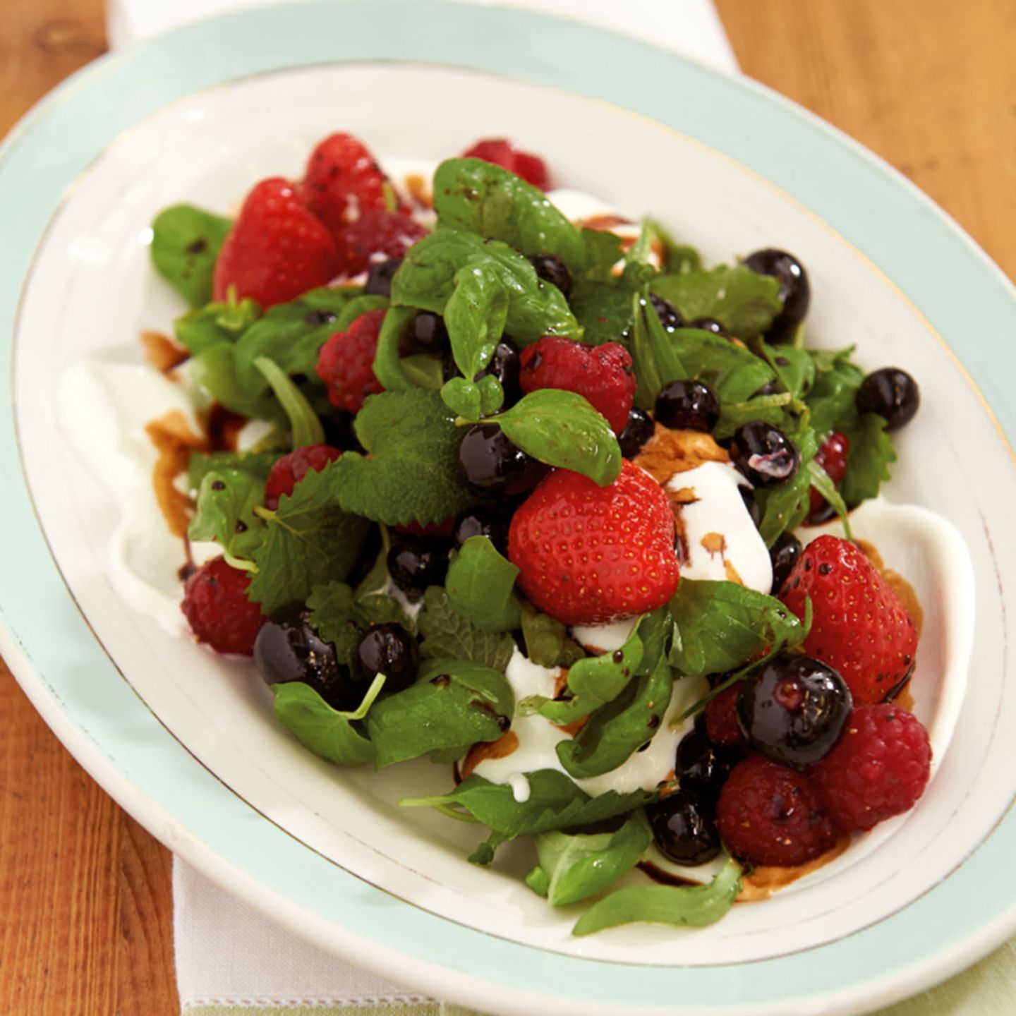 Beeren-Kräuter-Salat