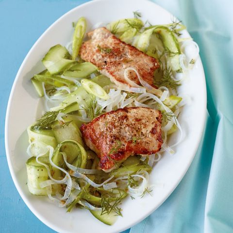 Schnitzel mit Glasnudelsalat