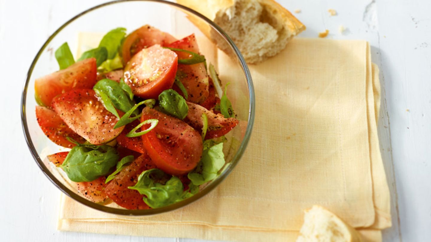 Tomaten-Basilikum-Salat Rezept - [ESSEN UND TRINKEN]