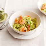 Spaghettoni mit Garnelen und Erdnuss-Pesto