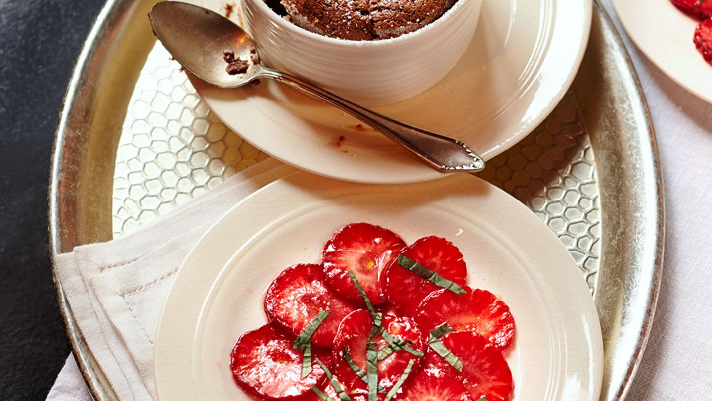 Schokoladen-Soufflé mit Erdbeeren