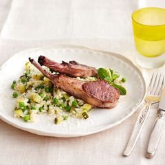 Zucchini-Erbsen-Risotto mit Lammkoteletts