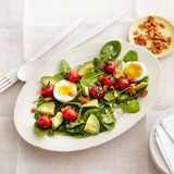 Spinatsalat mit Avocado und Ei