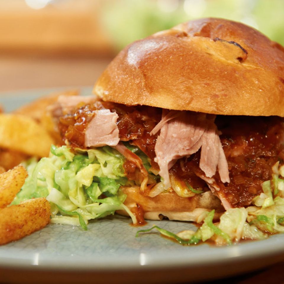 BBQ-Pulled-Pork-Burger (Konfierter Schweinenacken)