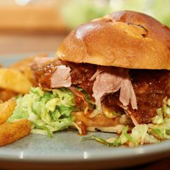BBQ-Pulled-Pork-Burger (Konfierter Schweinenacken)