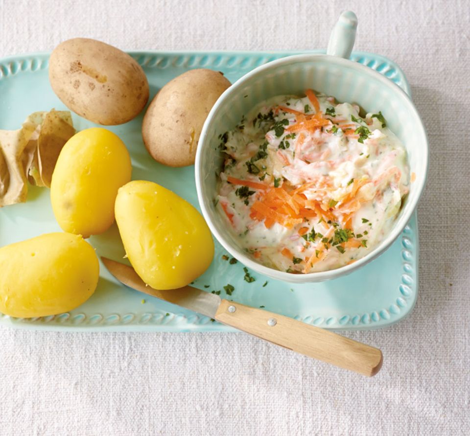 Pellkartoffeln mit Möhren-Apfel-Quark Pellkartoffeln mit Möhren-Apfel-Quark