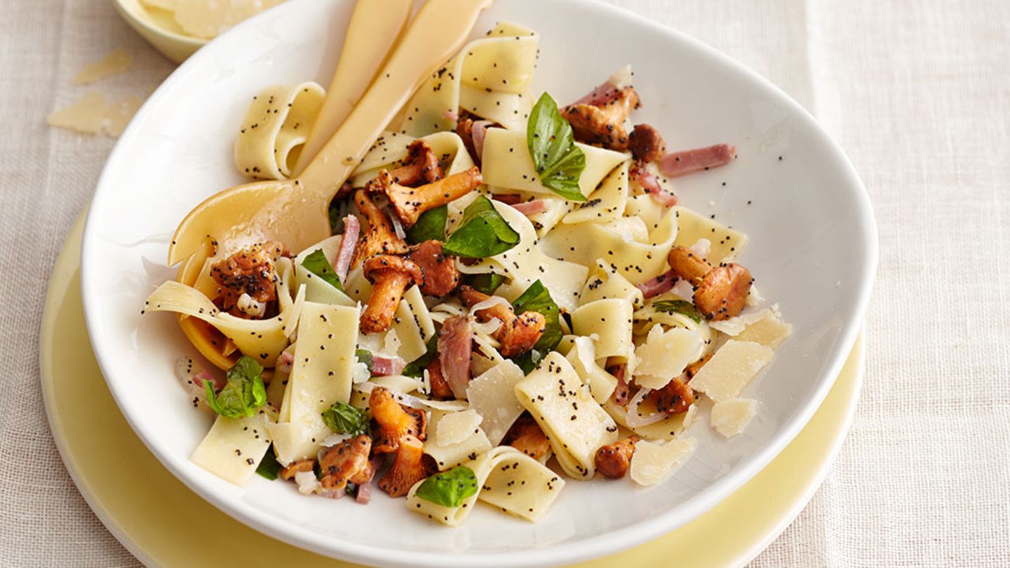 Bandnudelsalat mit Pfifferlingen und Mohn Rezept - [ESSEN UND TRINKEN]