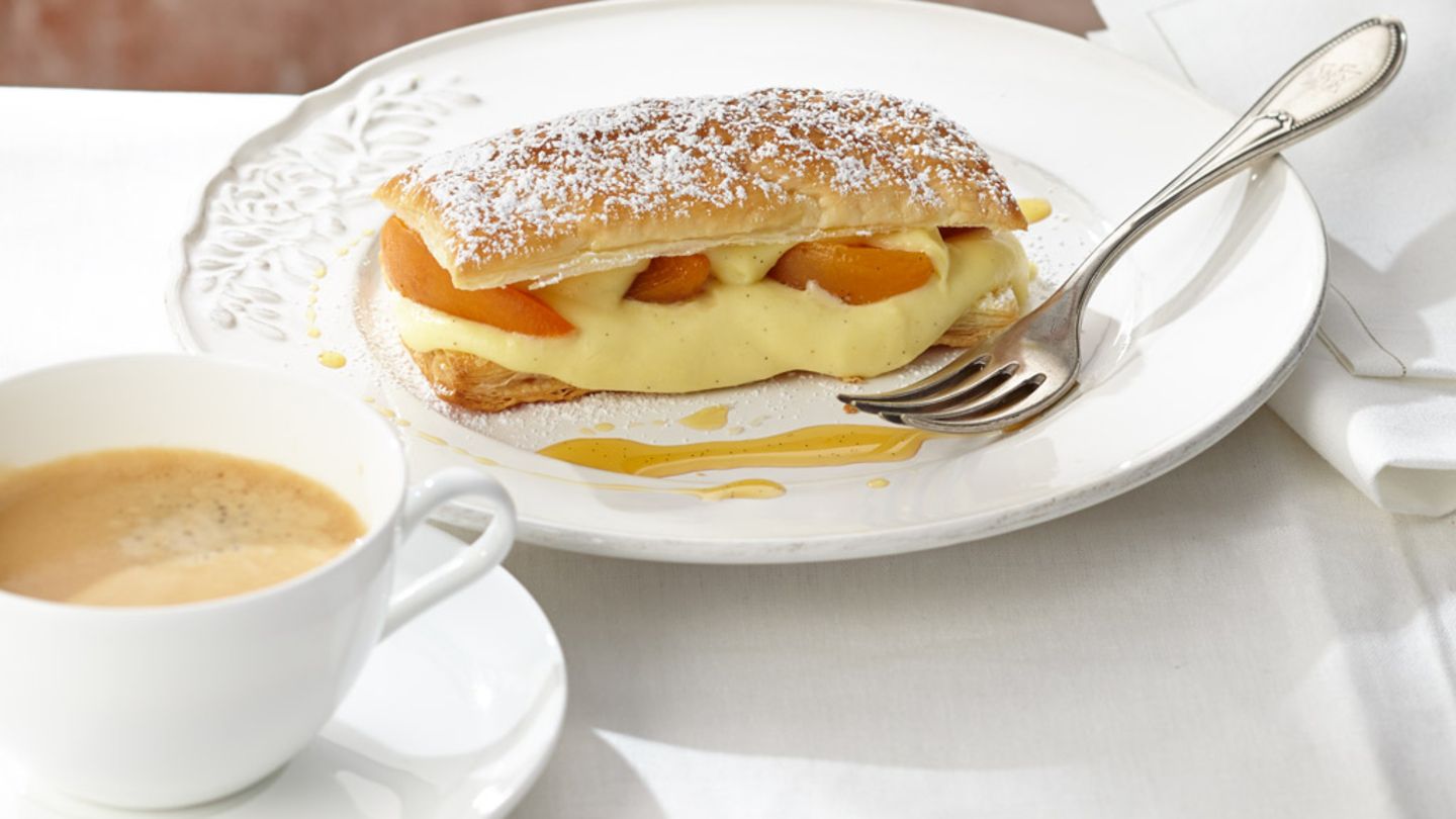 Kremšnite (Cremeschnitte) mit marinierten Aprikosen Rezept