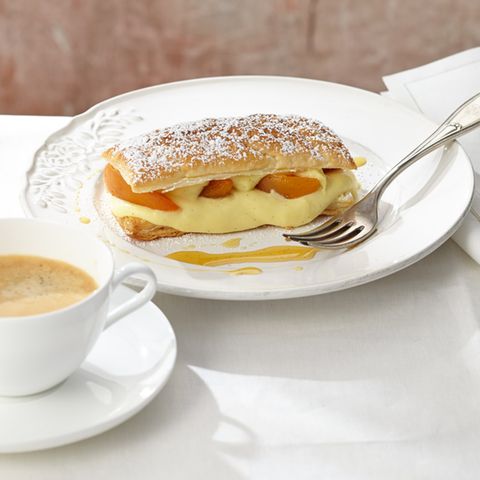 Vanillecreme und Aprikosen überzeugen zwischen buttrigem Blätterteig.
