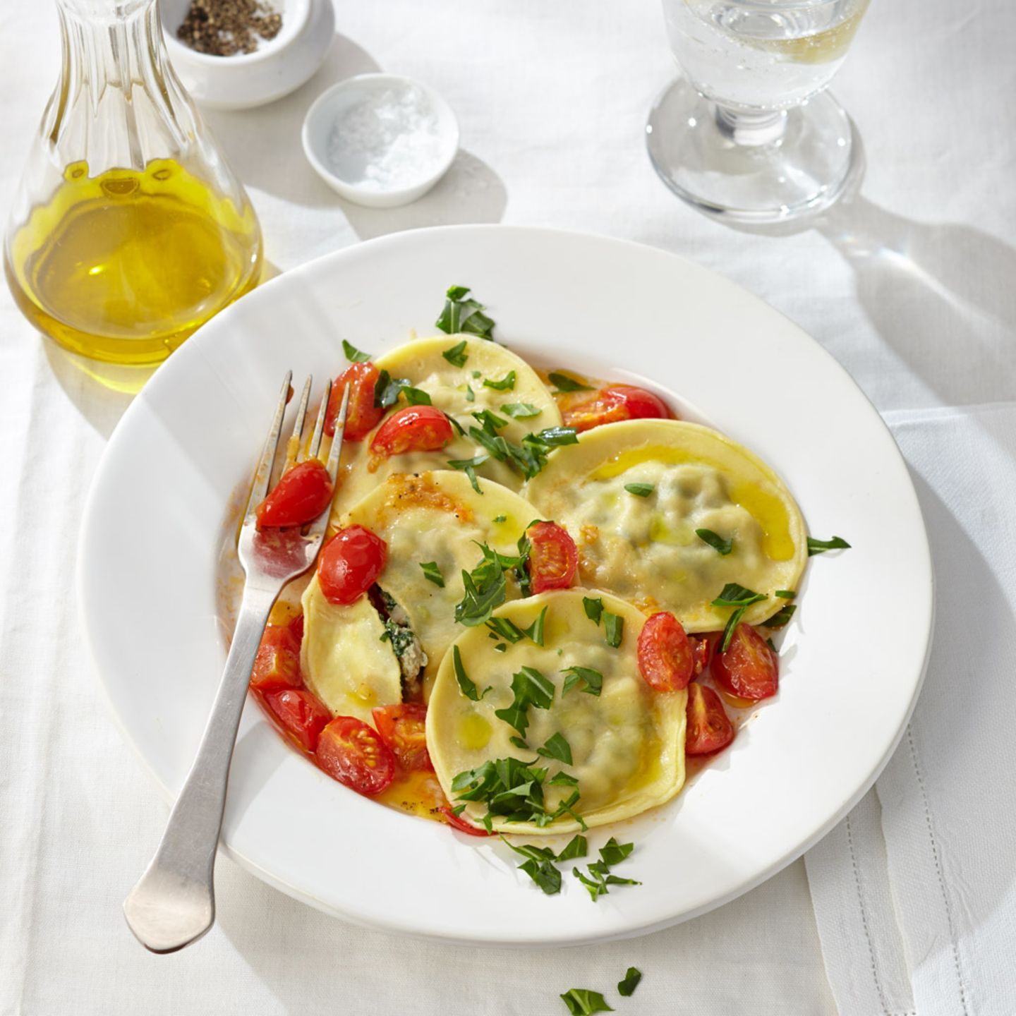 Nudeltaler mit Wolfsbarschfüllung und geschmolzenen Tomaten