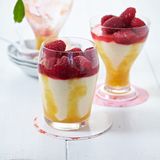 Pfirsich-Joghurt-Mousse mit Himbeeren