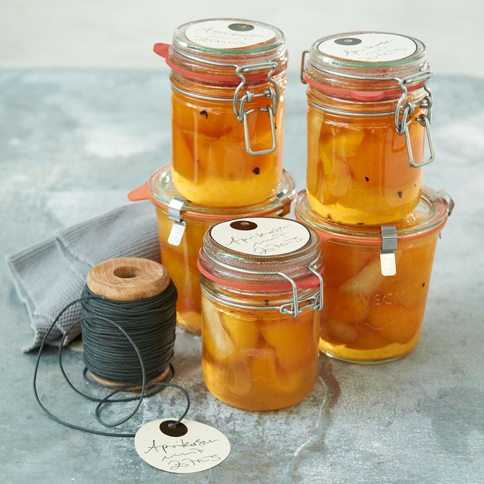 Aprikosen mit Orangenlikör und Zimtblüten