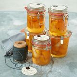 Aprikosen mit Orangenlikör und Zimtblüten