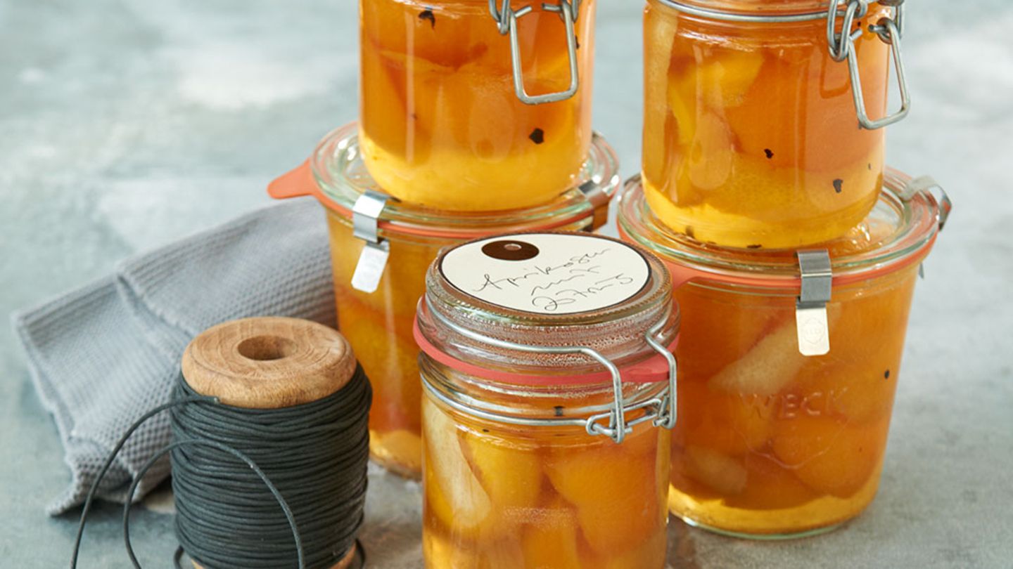 Aprikosen mit Orangenlikör und Zimtblüten Rezept
