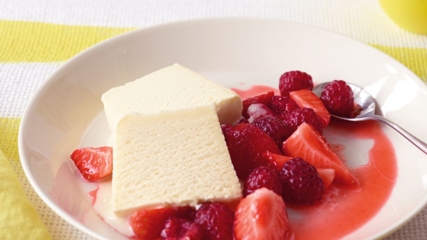Vanilleeis mit marinierten Beeren Rezept - [ESSEN UND TRINKEN]