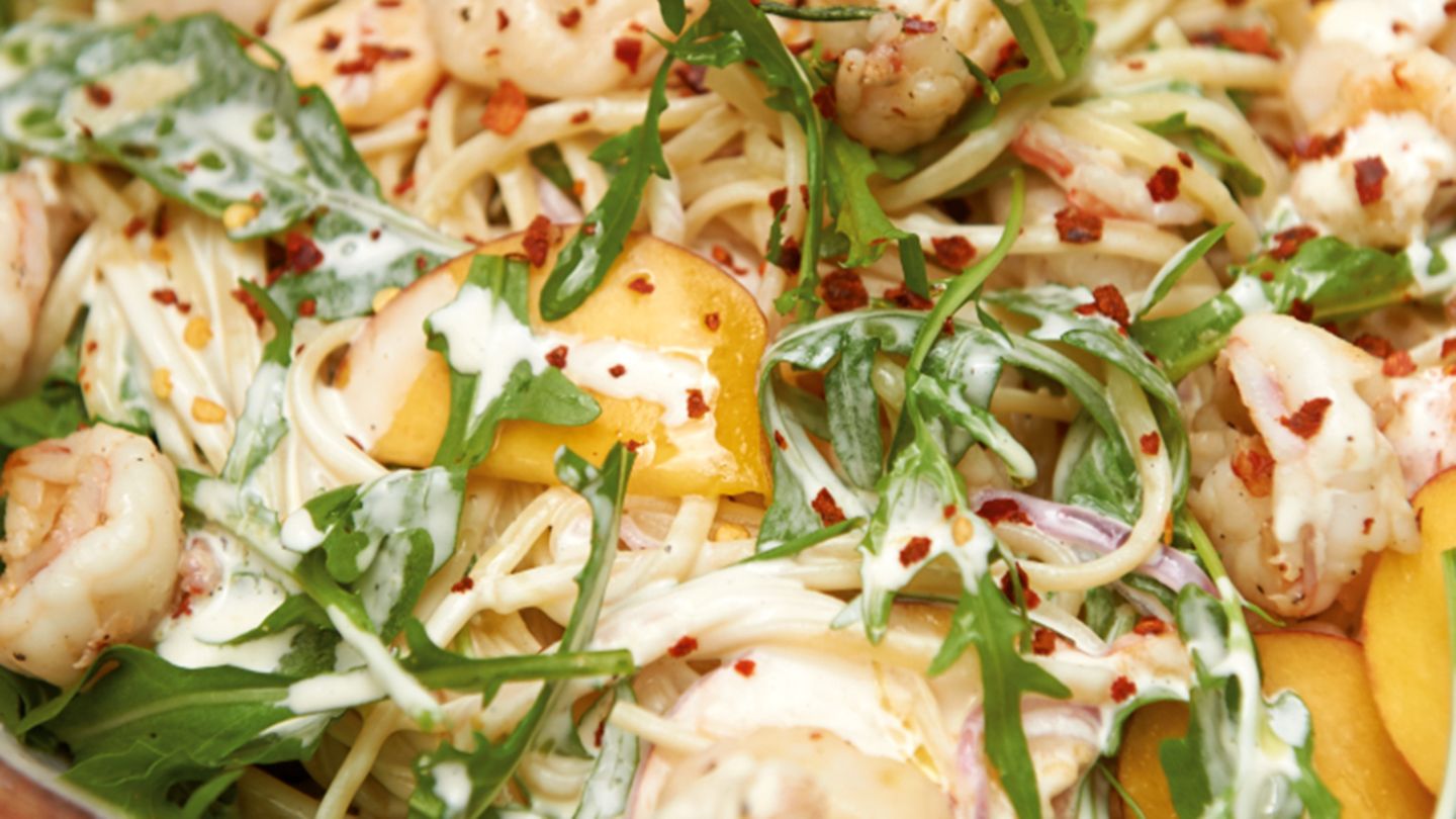 Nudelsalat mit Pfirsichen Rezept