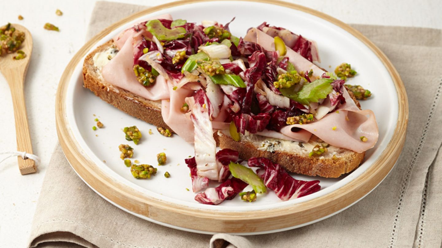 Bauernbrot mit Mortadella, Radicchio und Pistazien Rezept
