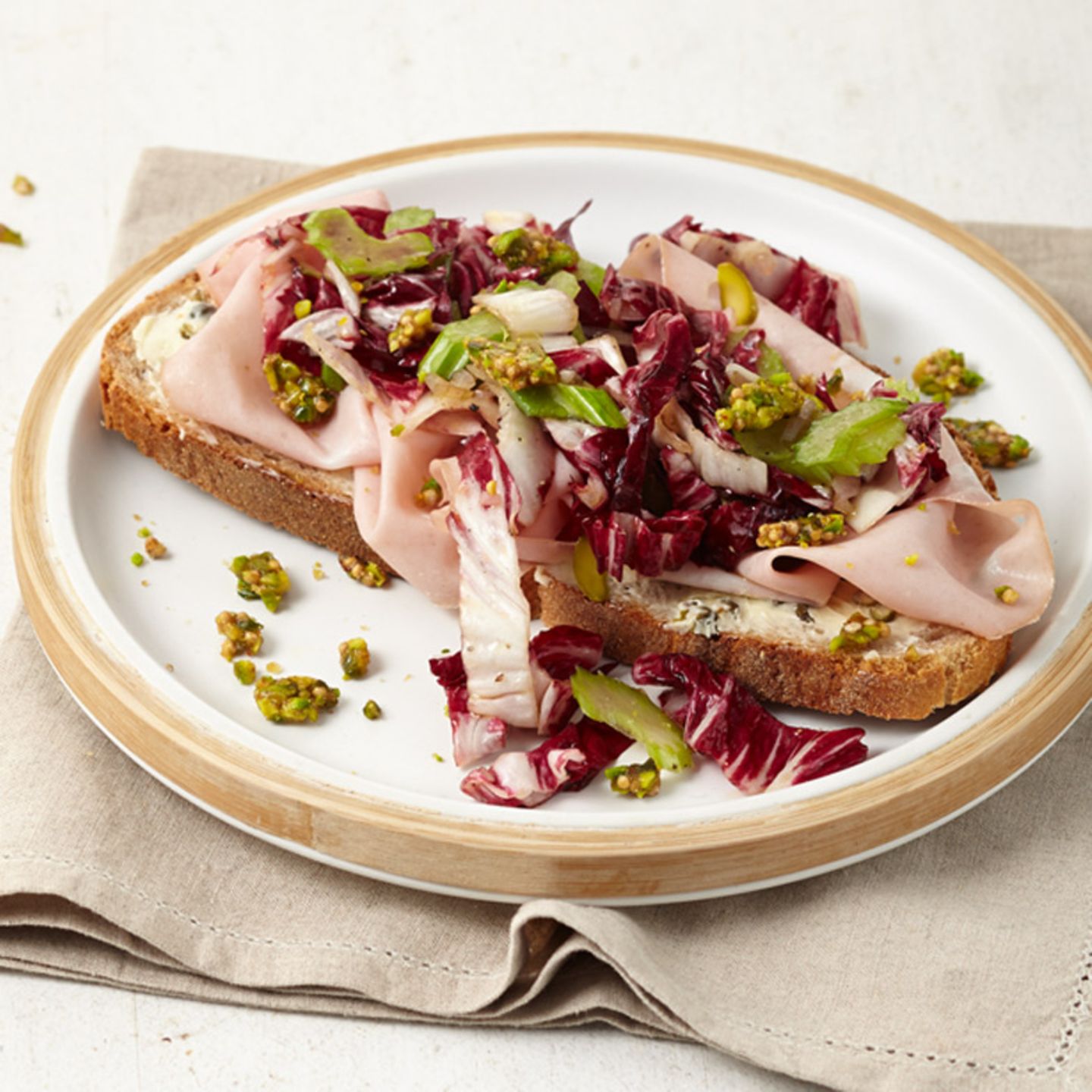 Bauernbrot mit Mortadella, Radicchio und Pistazien Rezept - [ESSEN UND ...