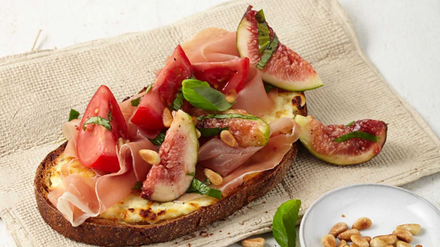 Käsebrot mit Feigen und Tomaten Rezept
