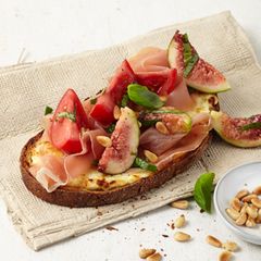 Käsebrot mit Feigen und Tomaten