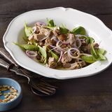 Feldsalat mit roten Zwiebeln und kaltem Braten
