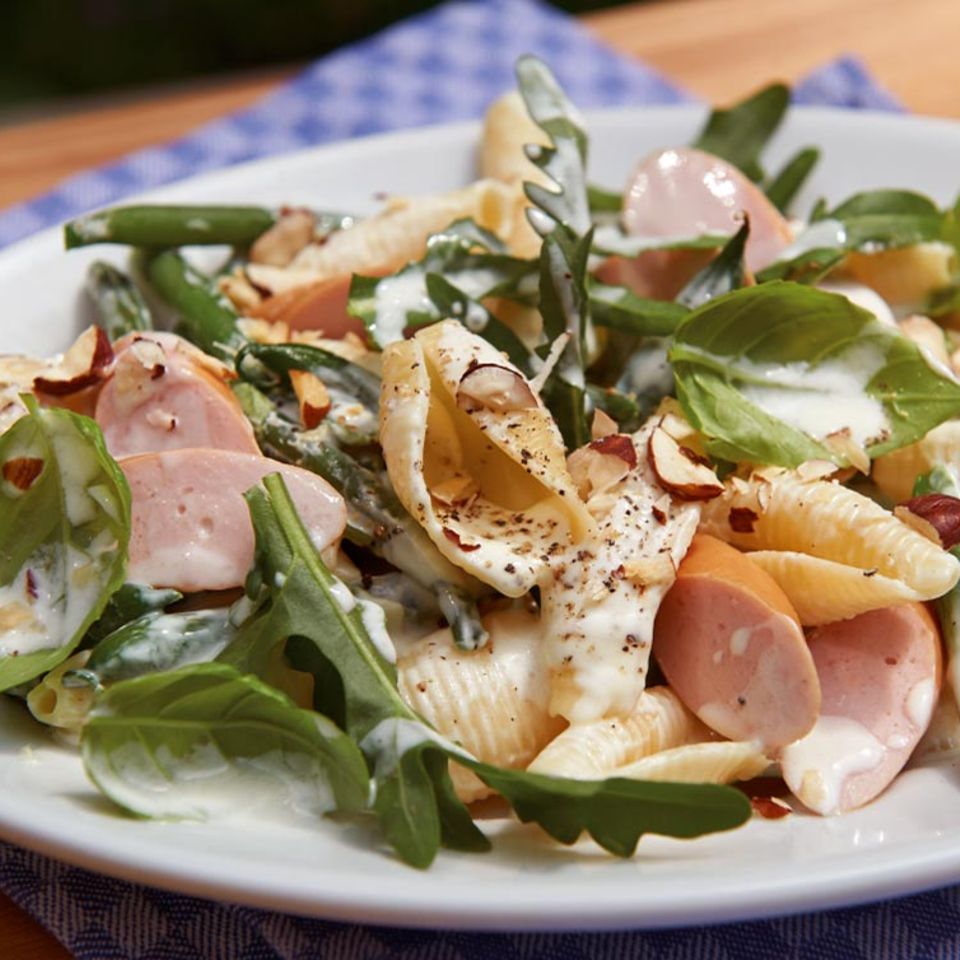 Nudelsalat mit Bohnen und Würstchen