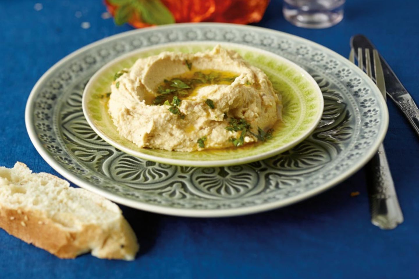 Hummus ist ein orientalischer Dip aus Kichererbsen und Sesampaste