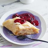 Quarkstrudel mit Beerenkompott