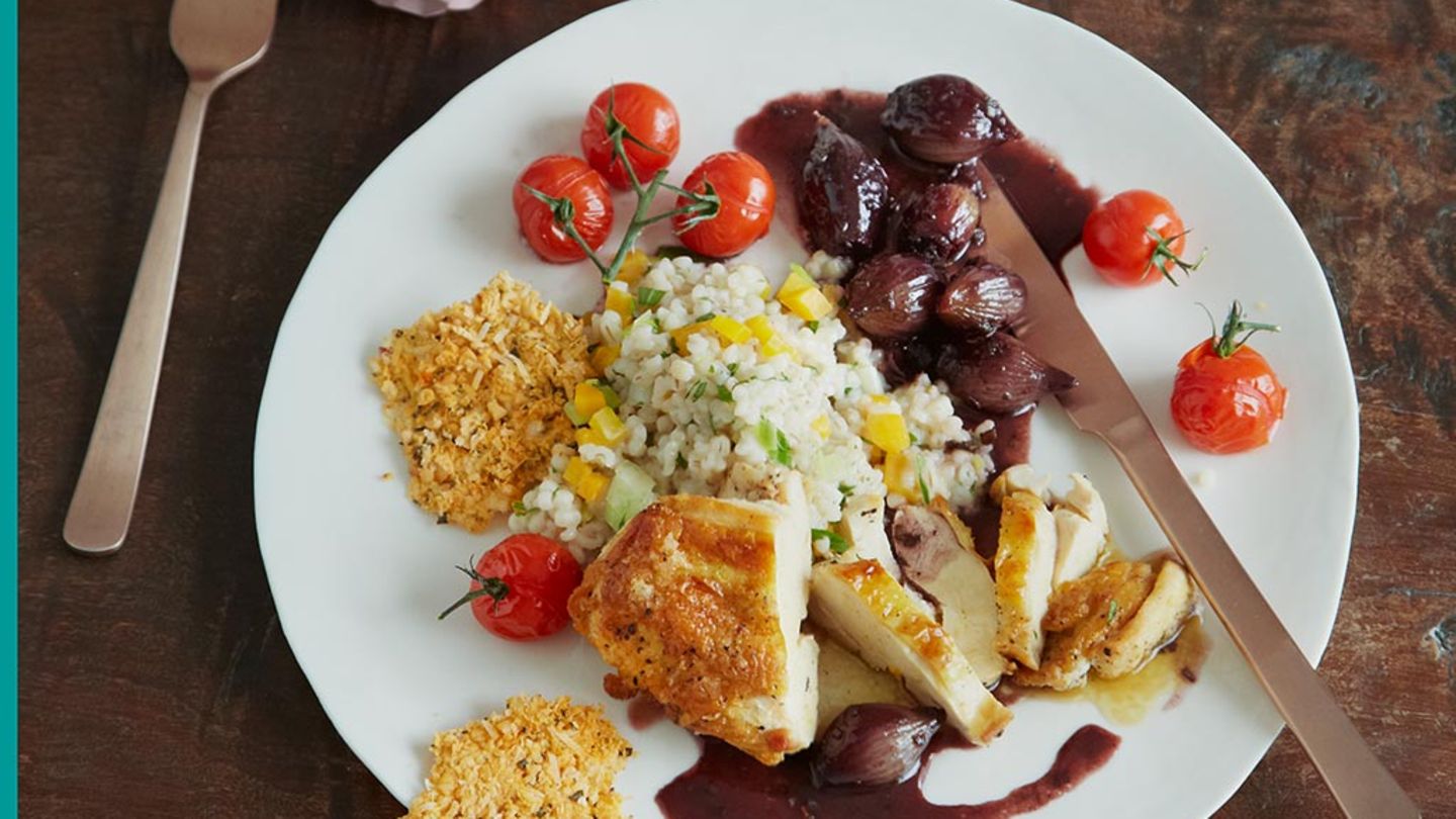 Maispoularde mit Graupen-Risotto und Rotweinzwiebeln Rezept