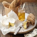 Camembert mit Cidre-Gelee und Pilzbaguette