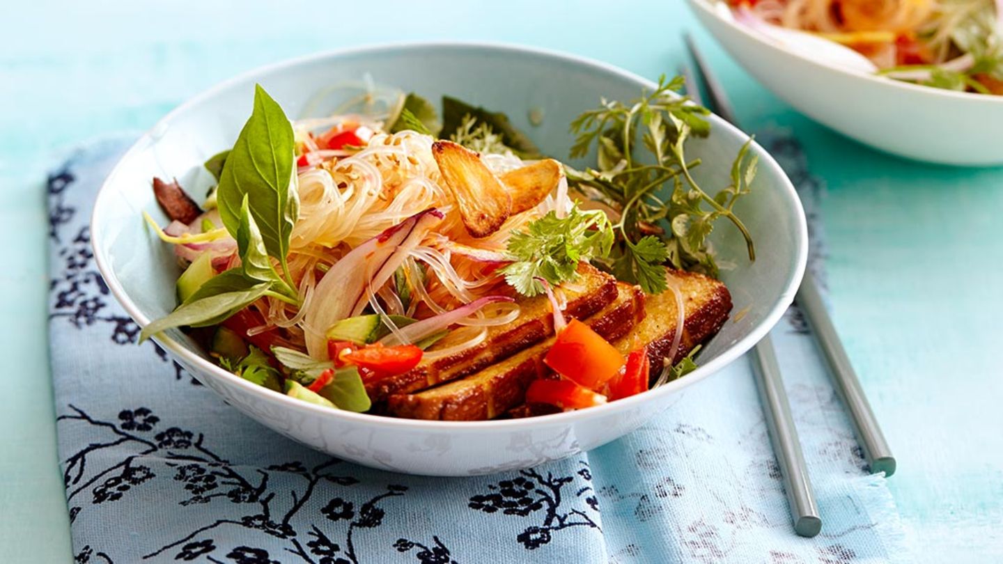 Glasnudelsalat mit Gurke und Räuchertofu Rezept