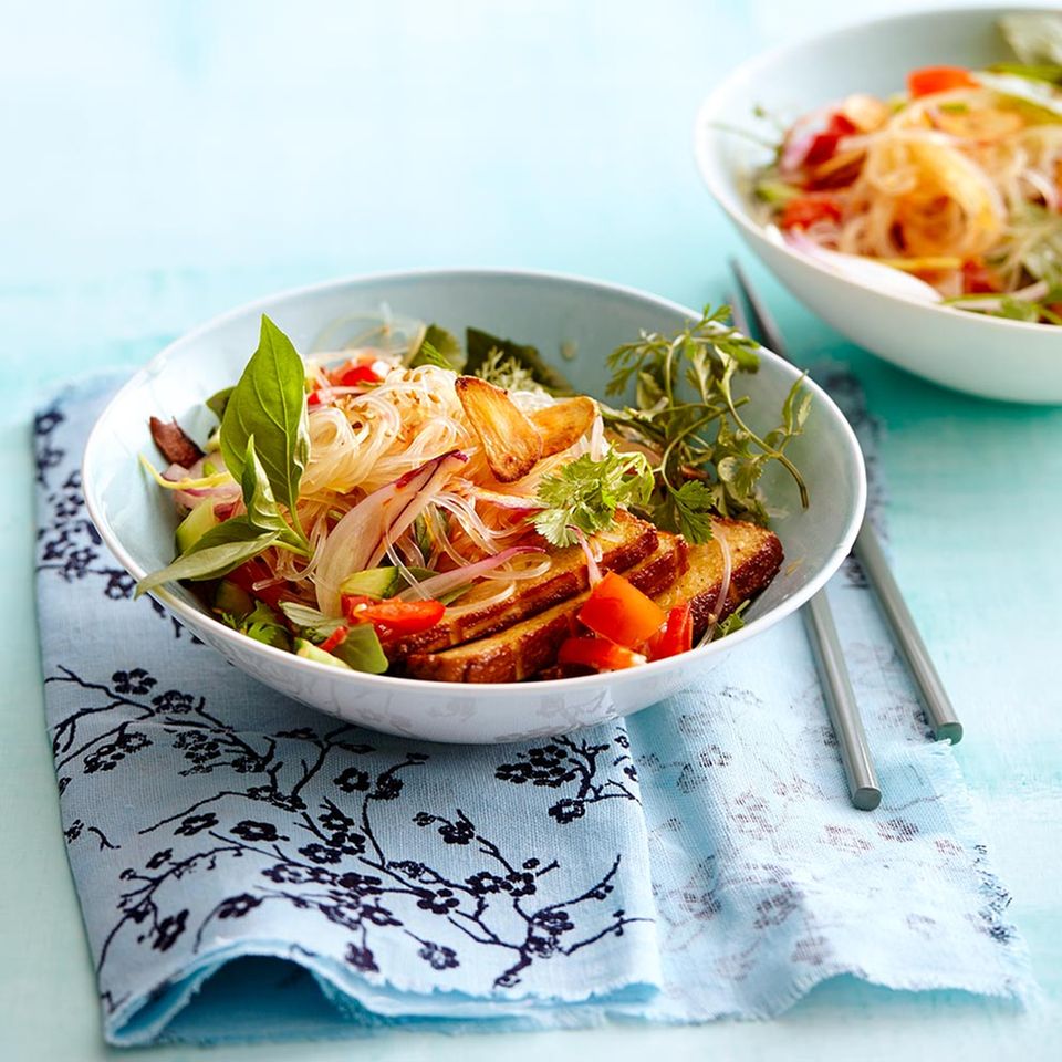 Glasnudelsalat Mit Gurke Und Rauchertofu Rezept Essen Und Trinken