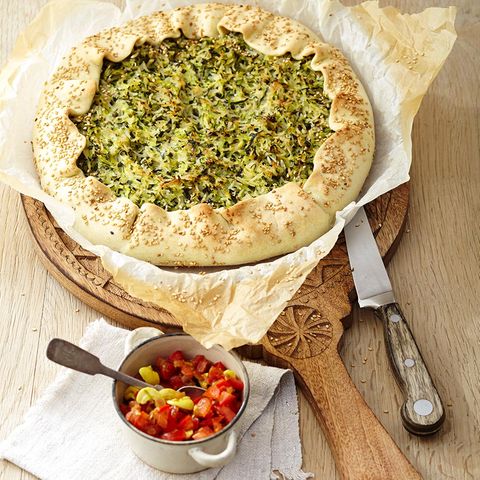 Zucchinikuchen mit Tomaten-Salsa
