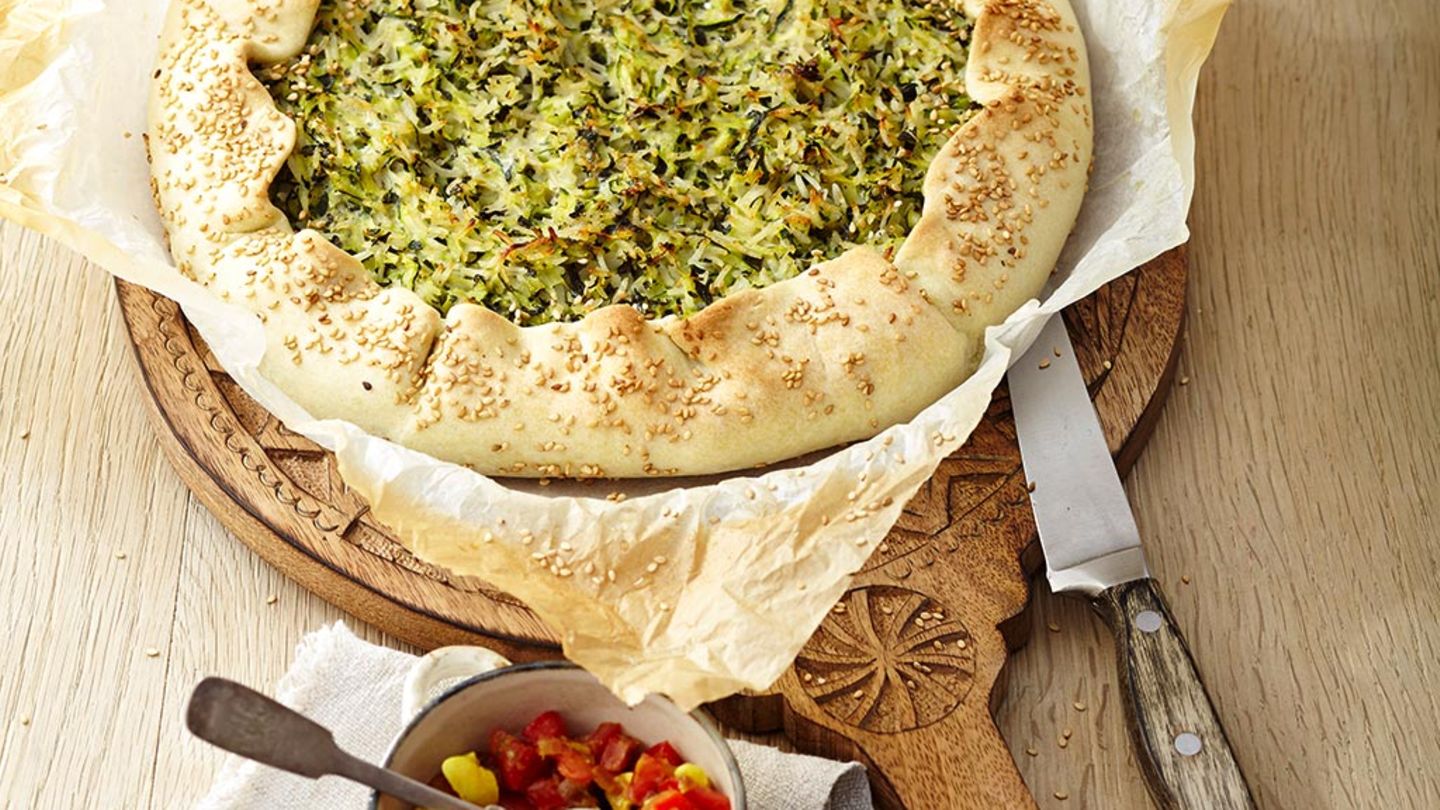 Zucchinikuchen mit Tomaten-Salsa Rezept