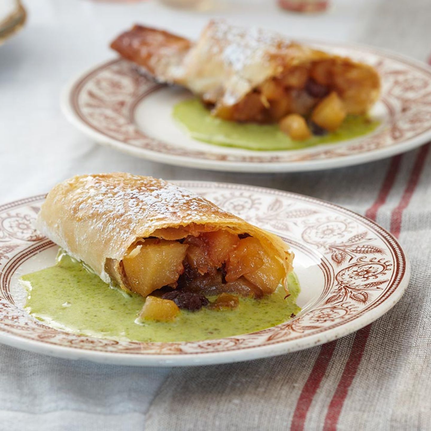 Birnenstrudel mit Pistaziensauce
