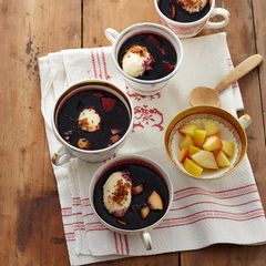 Holundersuppe mit Griessnocken und Apfel-Birnen-Kompott