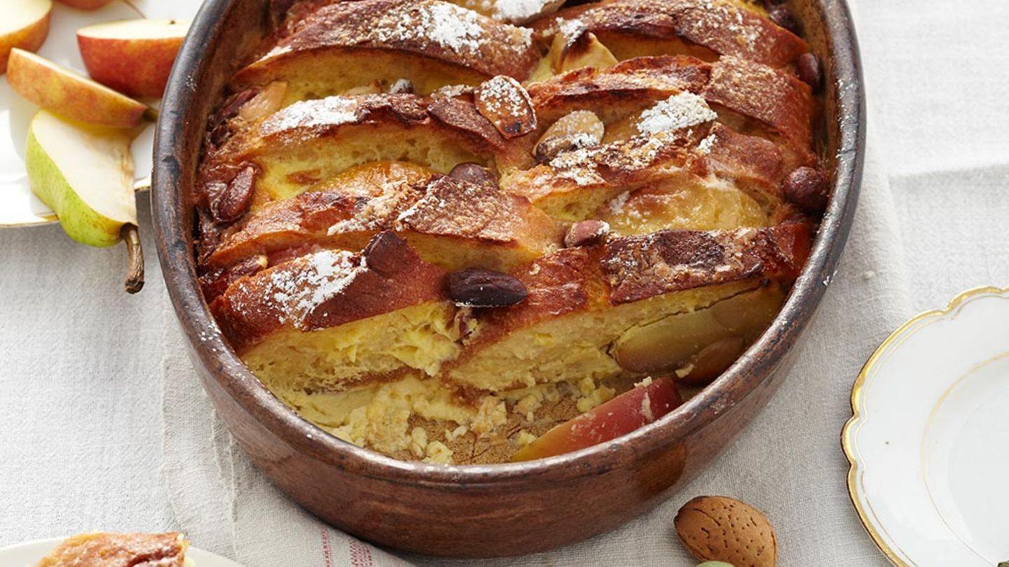 Apfel-Brot-Auflauf mit Mandeln und Marzipan Rezept - [ESSEN UND TRINKEN]