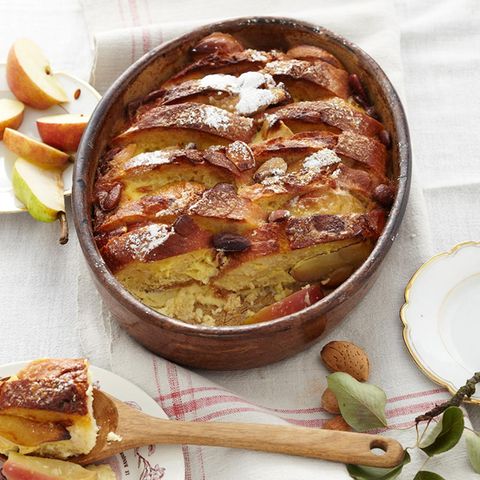 Apfel-Brot-Auflauf mit Mandeln und Marzipan